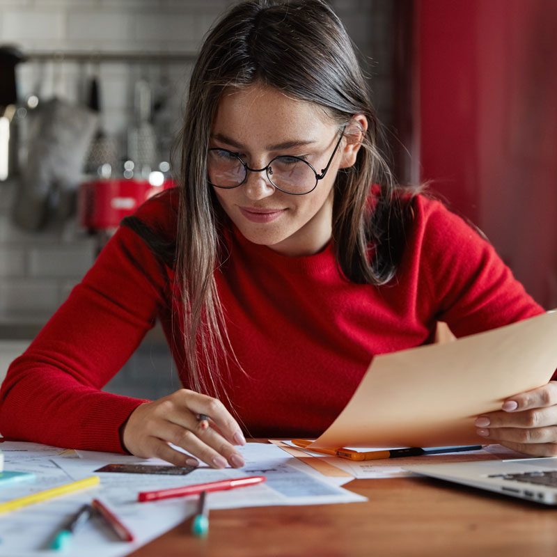 Mulher realizando a gestão de documentos fiscais