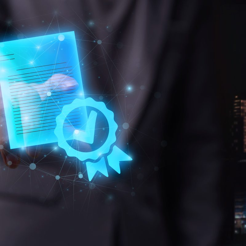 Montagem simbolizando o acesso ao certificado digital com um homem tocando uma projeção holográfica.